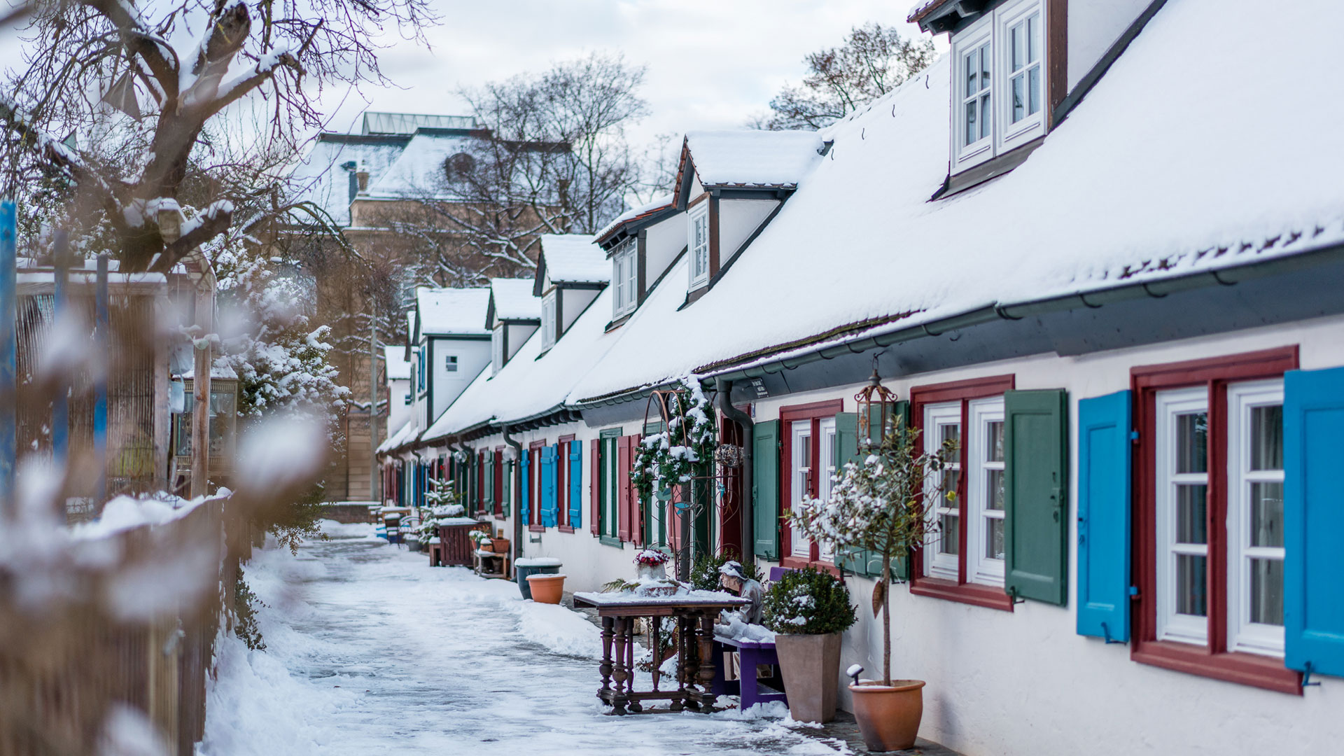 Die kleinen Häuser entlang der Straße "Seelengraben" mit schneebedeckten Dächern