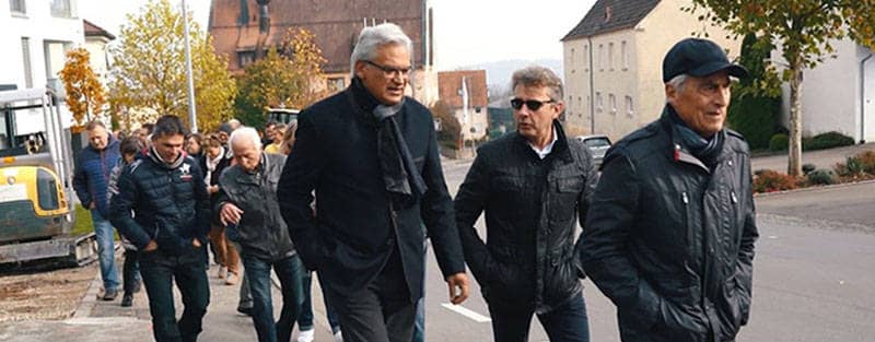 Oberbürgermeister Gunter Czisch auf der Straße im Gespräch mit Bürgern